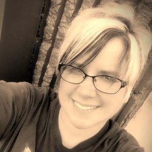 Meet your Posher, Laure